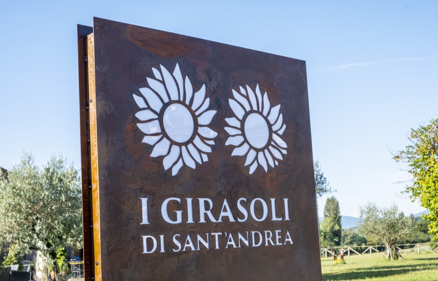 I Girasoli — totem e targhe in corten