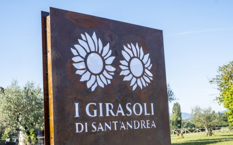 I Girasoli — totem e targhe in corten