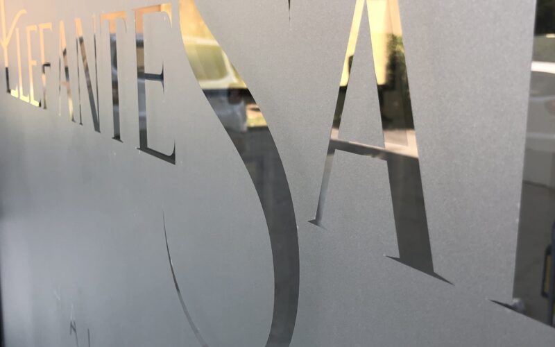 Dettaglio del logo sabbiato