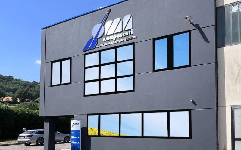I nostri montatori: insegne, vetrofanie, pellicole, allestimenti