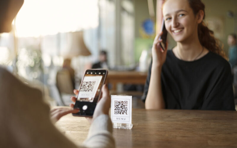 QR Code e NFC: quando la carta si fa intelligente
