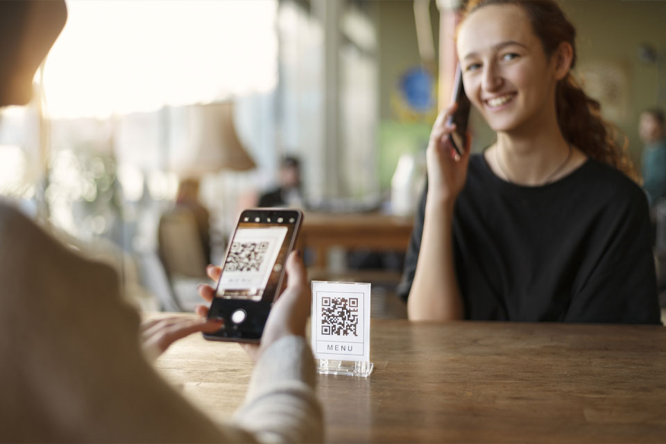 QR Code e NFC: quando la carta si fa intelligente