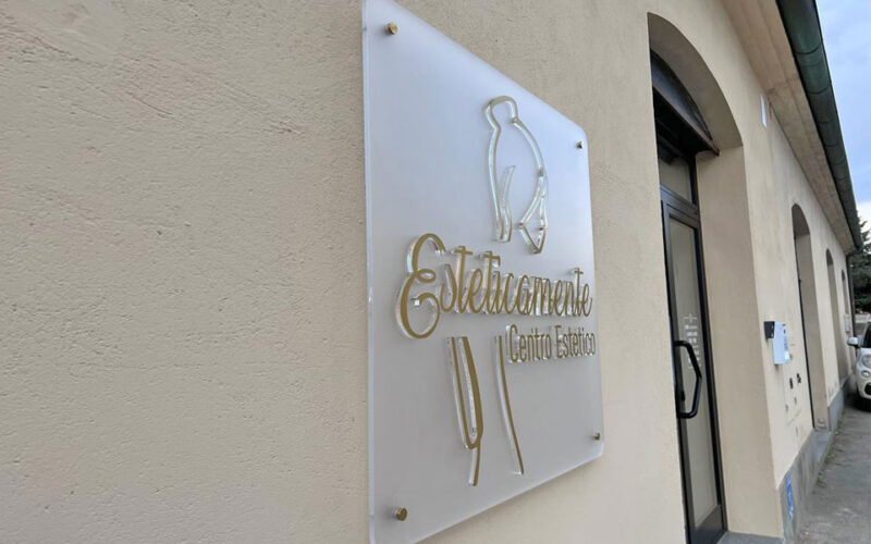 Dai visibilità al tuo brand: targhe e insegne su misura