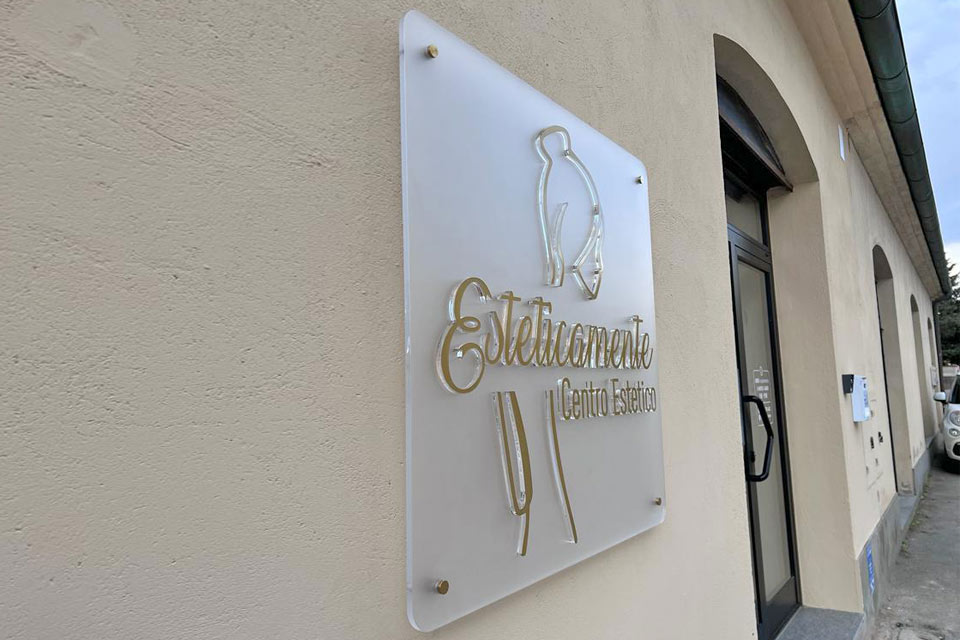 Dai visibilità al tuo brand: targhe e insegne su misura